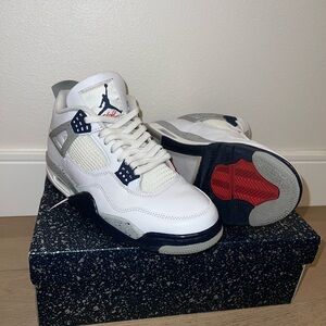 100% authentic, midnight navy Jordan 4, original box. Any questions let me know